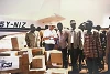CSI brave l’interdiction du gouvernement soudanais à toute aide humanitaire dans cette région : John Eibner distribue des médicaments de première nécessité à des chrétiens et à d’autres victimes des razzias d’esclaves ; photo d’archives de novembre 1996 dans la région de Nyamlell, non loin de la frontière actuelle du Soudan avec le Soudan du Sud. (csi)