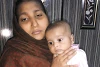 Salma Ashiq avec son petit garçon. La jeune chrétienne s’est échappée après trois ans de souffrance. (csi)