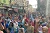 Une foule à perte de vue. Les visiteurs prennent une part active au service religieux en plein cœur de Dhaka. csi